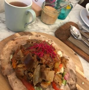 Veggie naan with green tea at Hills and Mills in Delft
