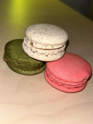 Vanille, Pistazie, Himbeer Macaron veganmania  at Chez Fritz in Vienna