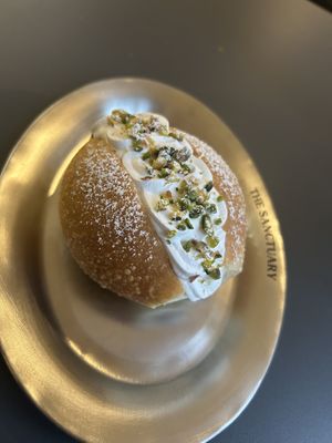 Maritozzo Pistachio #Veganuary at The Sanctuary - PBerg in Berlin