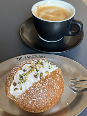 Pistachio bun 4.5/5  #Veganuary at The Sanctuary - PBerg in Berlin