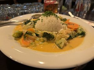 Veganes rotes GEMÜSEcurry mit Jasminreis  at Hofbräu in Bamberg