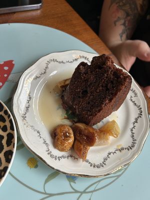 Chocolate cake with vegan honey  at Vegan Chouke in Brussels