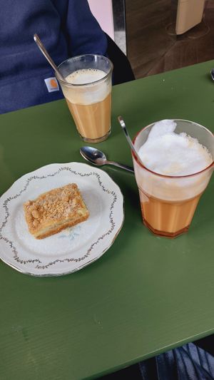 Crumble aux pommes & latte. 
À tomber par terre ! at Vegan Chouke in Brussels