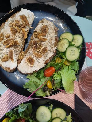 No goat toast with figs and walnuts at Vegan Chouke in Brussels