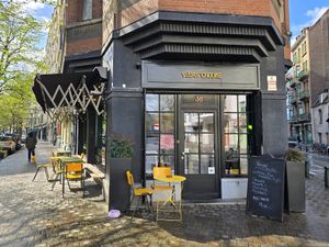Front and outdoor seating at Vegan Chouke in Brussels