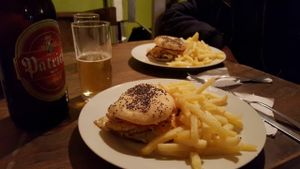 hamburguesa e chivito vegetarian and a good Patrícia at Barra 7 in Montevideo