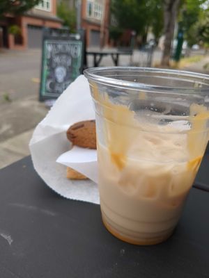 Banana Carmel Chai & cookies at Memento Mori Cafe in Portland