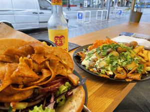 Ein Klassiker und ein Dönerteller mit grüner Soße - episch  at Crunchy Kebab Vegan in Kassel