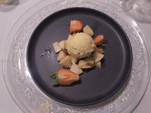 Veganes Vanilleeis mit Früchten at Hofkuchel in Semriach