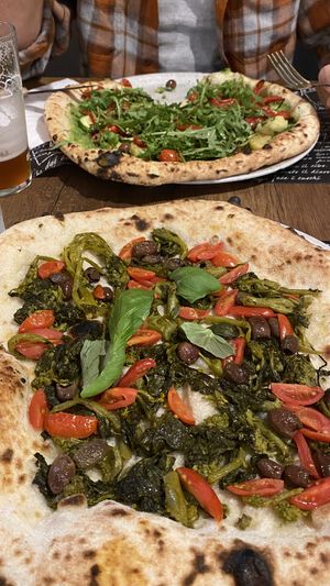 Pizza friarielli, pomodorini, olive taggiasche e pizza crema di zucchine, zucchine, pomodorini, patate, rucola, olive taggiasche  at Bella Vita Pizzeria  in Asti