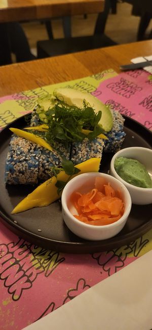 Avocado Mango Sushi at Vegan Junk Punk in Vienna
