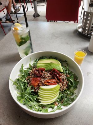 Tat's salad without cheese (6.50€) and homemade lemonade (2.50€) at Tat's in Pristina