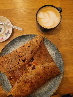 La végane et latté au lait d'avoine at Chez Béa in Lisbon