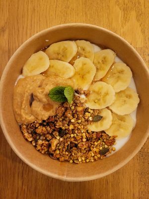 Bol yogourt au lait de coco avec bananes, agave et beurre d'arachides, pour emporter. at Chez Béa in Lisbon