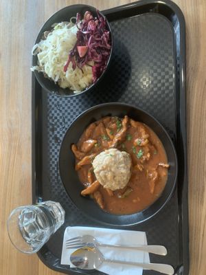 Gulasch mit Salat   at KF Erde - ReSoWi in Graz