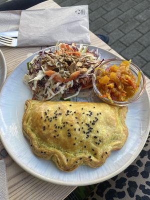 Veganer herzhafter pie mit Salat und Mango chutney   at Heiopei - Pieshop & Café in Konstanz