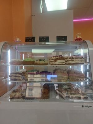 Cakes and tartas, no donuts this day at Pastelería Málaga Vegana in Malaga