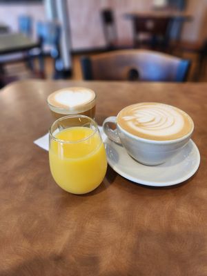 Vanilla lattee (oat milk), Vanilla cappuccino (oat milk), Orange juice at Plate 21 in Toledo