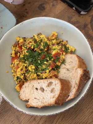 tofu rührei mit zwiebeln und tomaten  at Moccaklatsch in Bielefeld