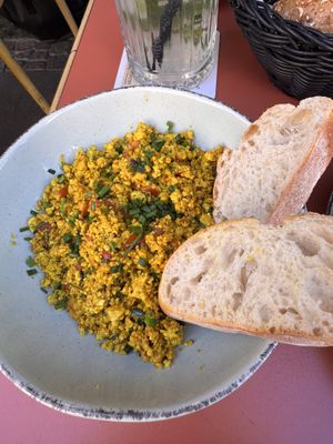 Veganes Rührei mit Tomate und Kräutern  at Moccaklatsch in Bielefeld