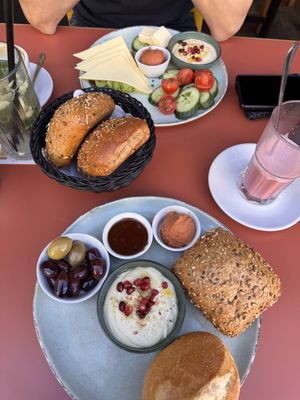 Veganer Scheibenkäse, Humus, Veganer Tomatenfrischkäse, Vegane Butter, Vegane Schokocreme, Oliven  at Moccaklatsch in Bielefeld