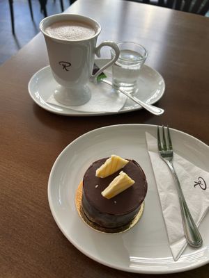 Vegan hot chocolate & torte  at Rausch das Schokoladenhaus in Berlin