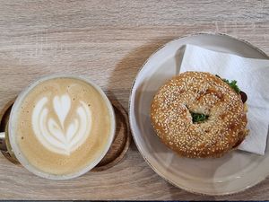 Oatmilk latte and hummus bagel at Grinta Café kávézó in Budapest