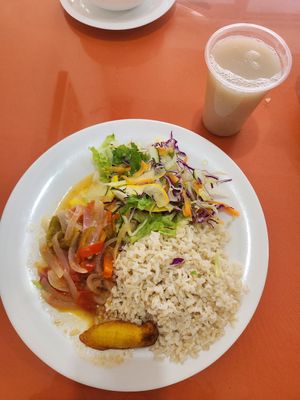 Hauptgang und Getränk at Salud y Sabor Restaurant Saludable in Ambato