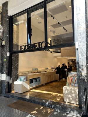 Geschäft mit Backwaren und Rawcakes  at Exereton in Thessaloniki