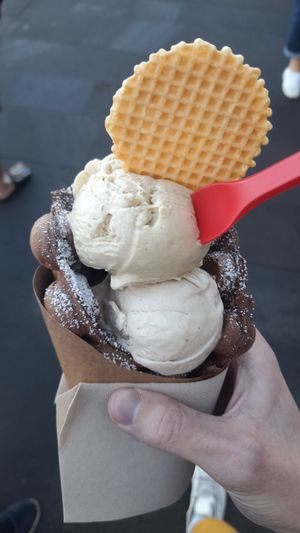 Waffle vegano con helado de pistacho y de avellana at Berry's - Santelmo  in Tenerife
