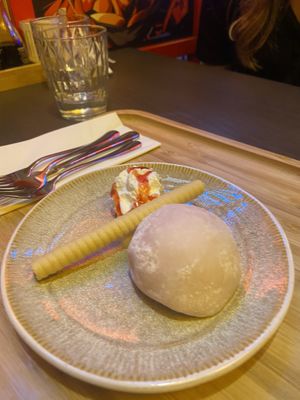 mochi fresa vegano : El más rico de mi vida pero viene acompañado con nata (pídelo sin ella)  at Buga Ramen in Leon