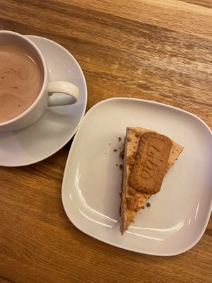 Veganer Lokus Cheesecake und heiße Schokolade mit Hafermilch   at L&A Café   in Witten