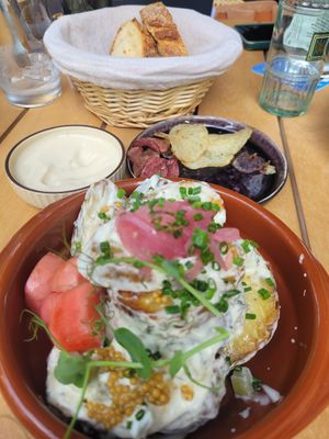 Crispy potato salad, Gemüsechips aufs Haus, Brot mit Mayo-Dip :) at Jung & Alt in Cologne