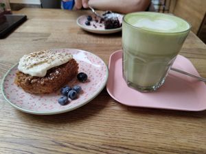 Carrot Cake, Matcha-Haferlatte-Pumpkinspice, Brownie (Hintergrund) at Sisu Lou in Braunschweig