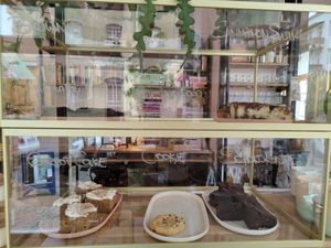 Alle Kuchen/Kekse sind vegan (täglich wechselndes Angebot, heute: Zimtkuchen, Schokokuchen, Brownie, Karottenkuchen, Kekse) at Sisu Lou in Braunschweig