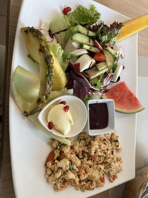 Frühstück mit Tofu. Nicht zu sehen im Bild sind die zugehörigen Baguettes. at Cafe Jolie an der Donau in Regensburg