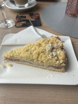 Veganer Apfel-Zimt-Kuchen  at Cafe Jolie an der Donau in Regensburg