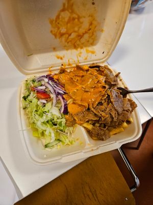 Dönerteller mit Cocktailsoße und Pommes at Schlemmer Deluxe in Cologne