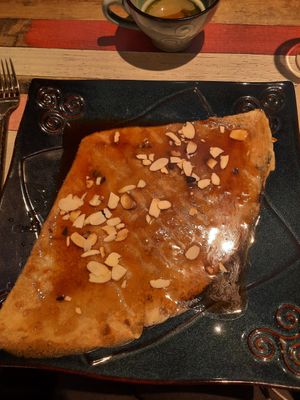 Plusieurs choix de crêpes veganes (et pâte végane pour les crêpes sucrées, ce n'est pas une galette) at Le Be New in Dinan
