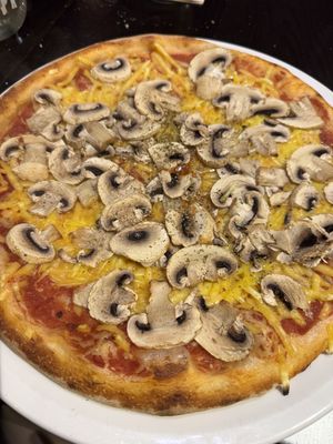 Vegan pizza funghi  at Piazza Siciliana da Sebastiano in Sankt Augustin