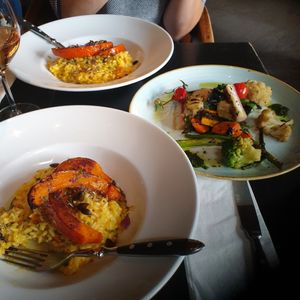 Risotto con calabaza y verduras braseadas at Café am Neuen See in Berlin