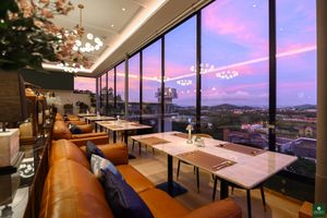 Golden hour magic at Plearn Restaurant 🌅✨ #SunsetDining #PlearnPhuket #vegan #PlearnRestaurant at Plearn in Phuket