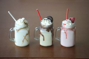 Variedades de milkshakes at Almendra Coffee in San Bernardo