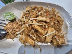 Pad thai at Walee Vegetarian - Phetchaburi in Bangkok