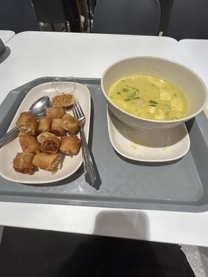 Green curry only half full with not much content and also made my stomach hurt    at Walee Vegetarian - Phetchaburi in Bangkok