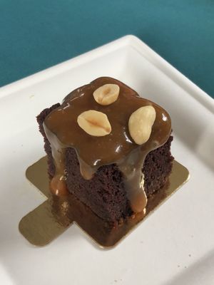 snickers cake  at Inclusive Bites in Nieuwegein