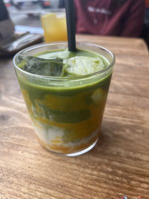 Iced Matcha mit Banane (mit Kokosmilch, alternativ ist Hafermilch möglich)  at illi's Café in Erftstadt