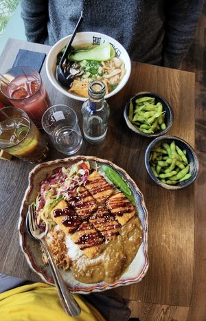 Vegane Ramen und Curry, Edamame und Homemade Drinks - sehr lecker und empfehlenswert!  at Hako Ramen in Hamburg
