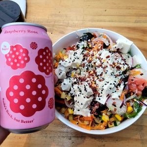 Delicioso bowl de Tofu y TODOS los vegetales, aderezo de maracuya y salsa de anguila brutal también. at ALOHA Poke Bowls & Juice Bar in Heredia