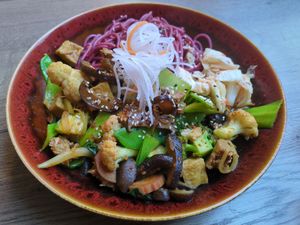 V11: Tom Mak Xòo with beetroot noodles at Mi Restaurant in Aachen